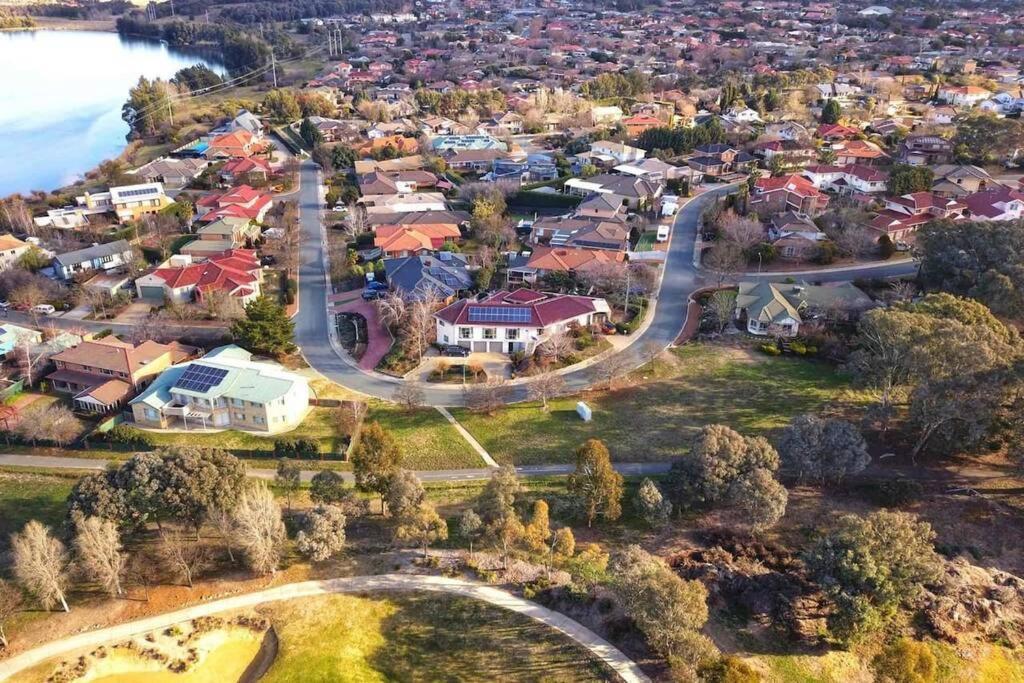 Sweet Holiday Home By The Golf Course Canberra Exterior photo